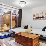 Inviting 2-Bed House In Milton Keynes - Netflix
