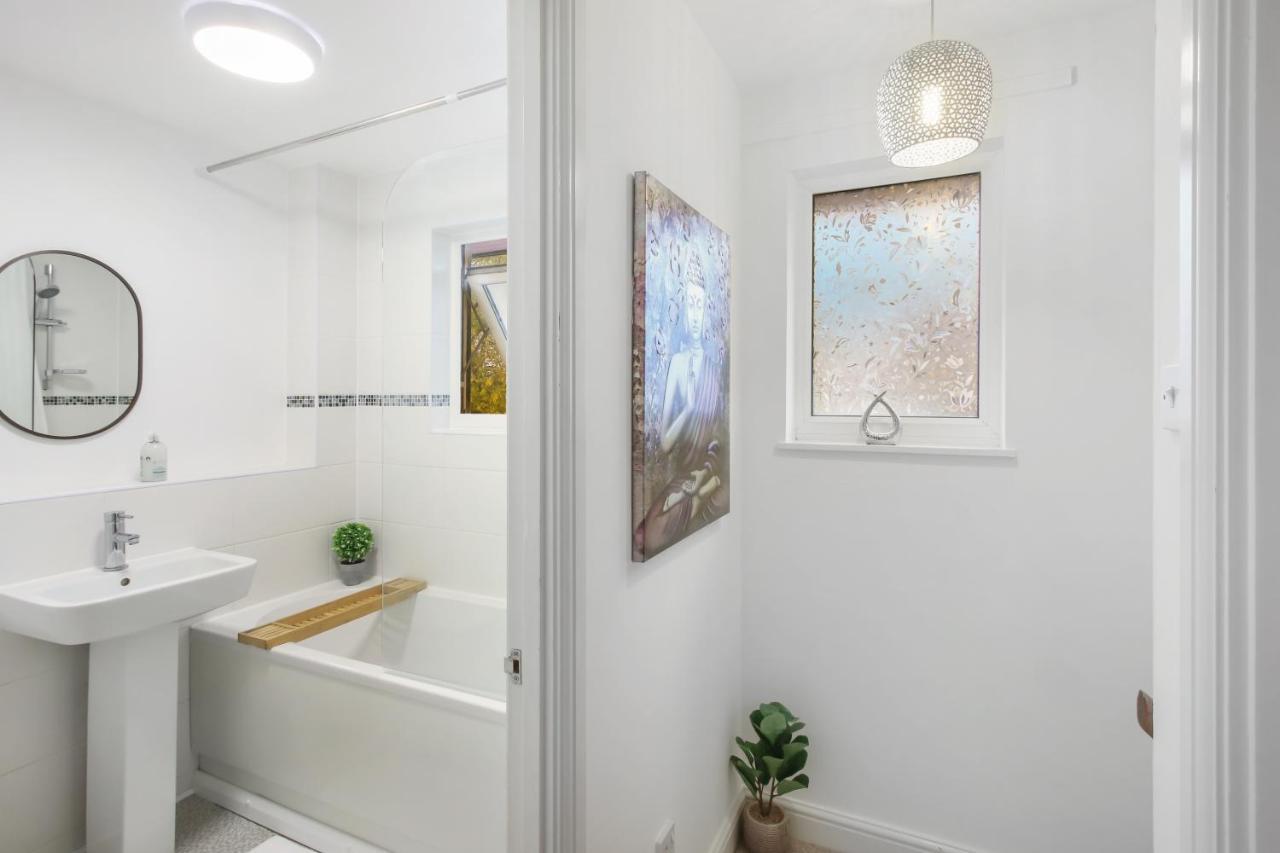 Inviting 2-bed House In - Netflix Milton Keynes