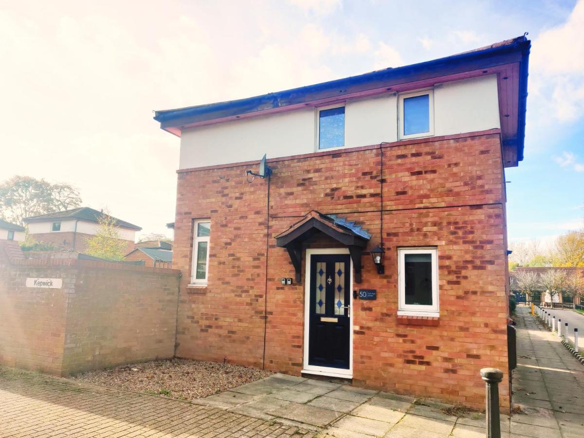 Holiday home Inviting 2-bed House In - Netflix Milton Keynes